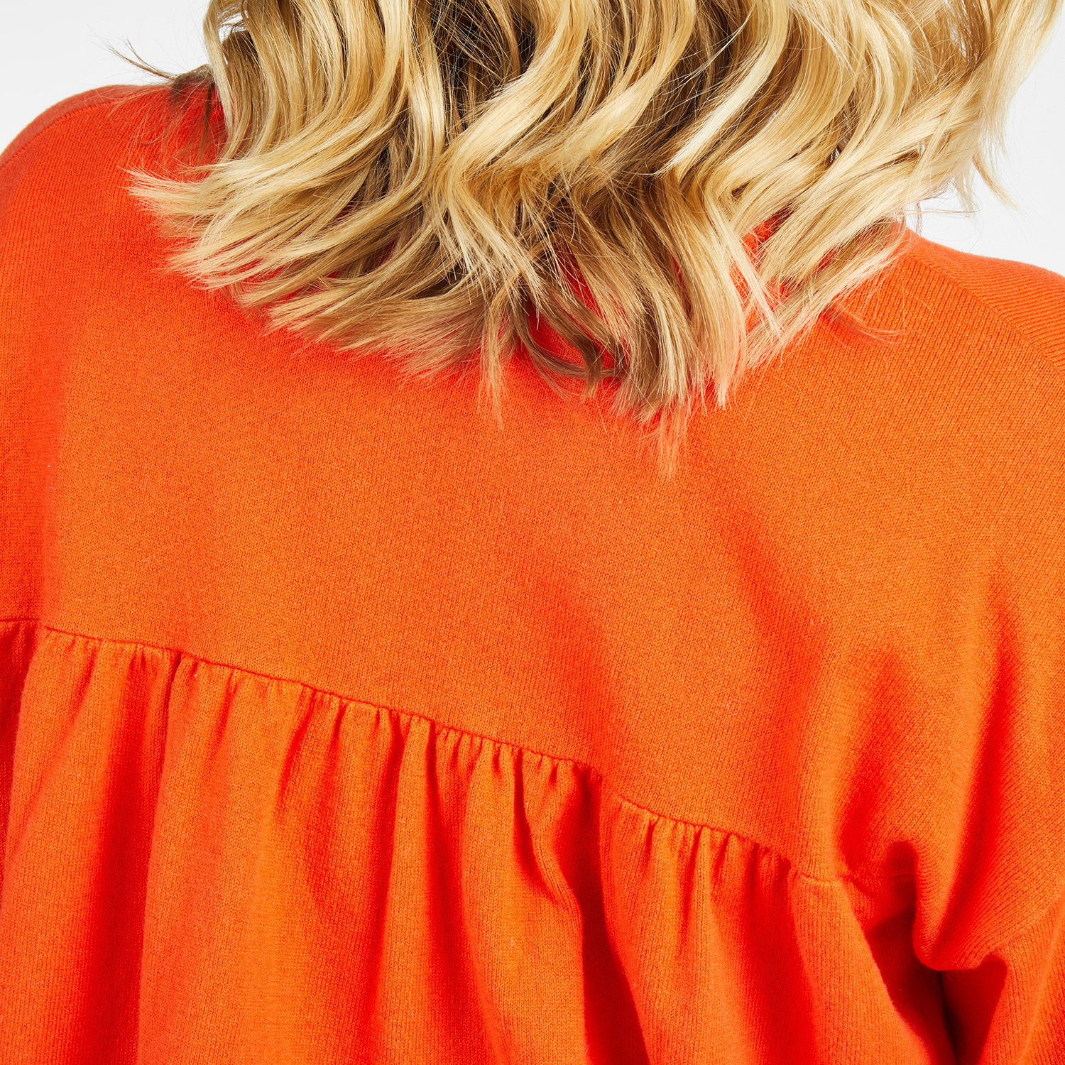 LovelySisters-Chelsea_LS-rot orange- Cardigan-Detail am Rücken-Logoprägung