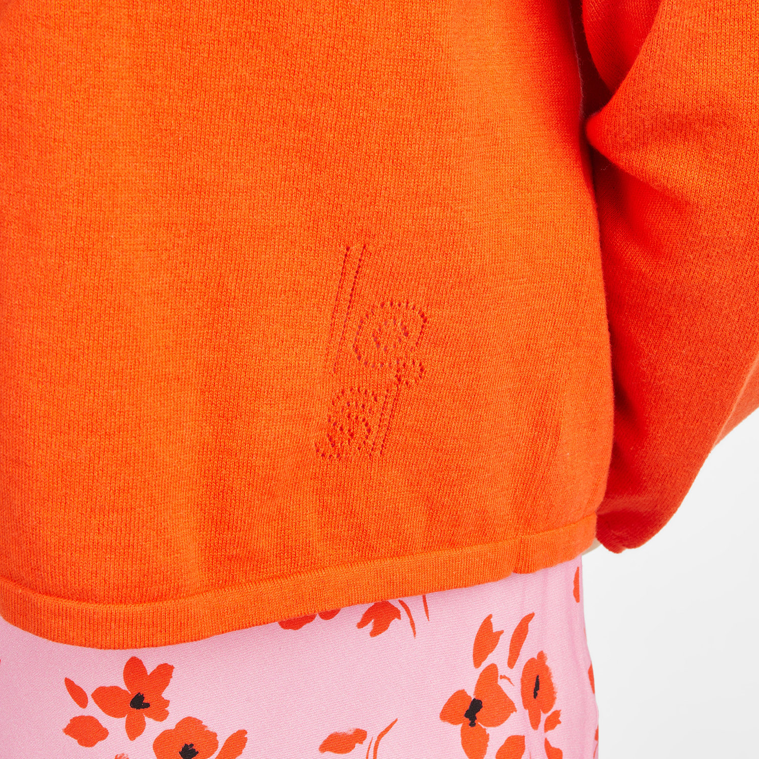 LovelySisters-Chelsea_LS-rot orange- Cardigan-Detail am Rücken-Logoprägung