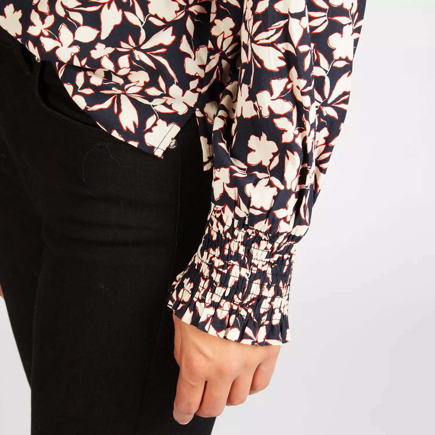 lovely sisters - bedruckte Bluse May - Blumenprint schwarz-rot-weiß - V-Ausschnitt - Raffung am Arm